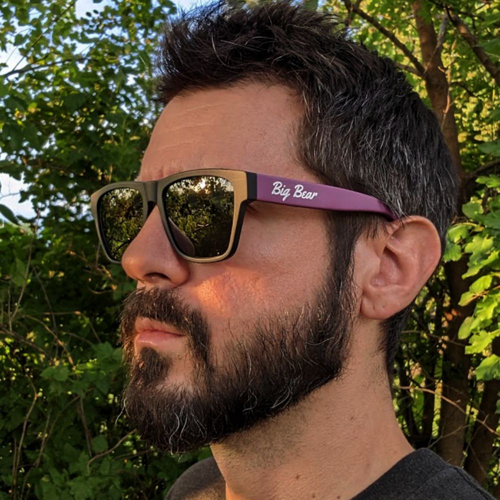 Square acetate sunglasses with fuchsia temples male model shot